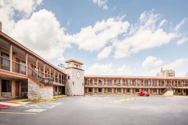 Days Inn by Wyndham San Antonio Alamo/Riverwalk image 1