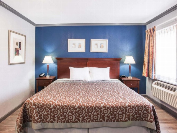 Days Inn by Wyndham San Antonio Alamo/Riverwalk image 12