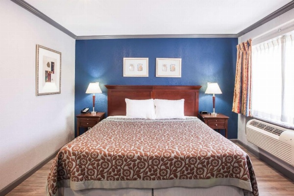 Days Inn by Wyndham San Antonio Alamo/Riverwalk image 28