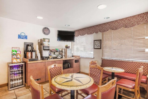 Days Inn by Wyndham San Antonio Alamo/Riverwalk image 4