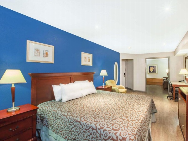 Days Inn by Wyndham San Antonio Alamo/Riverwalk image 8